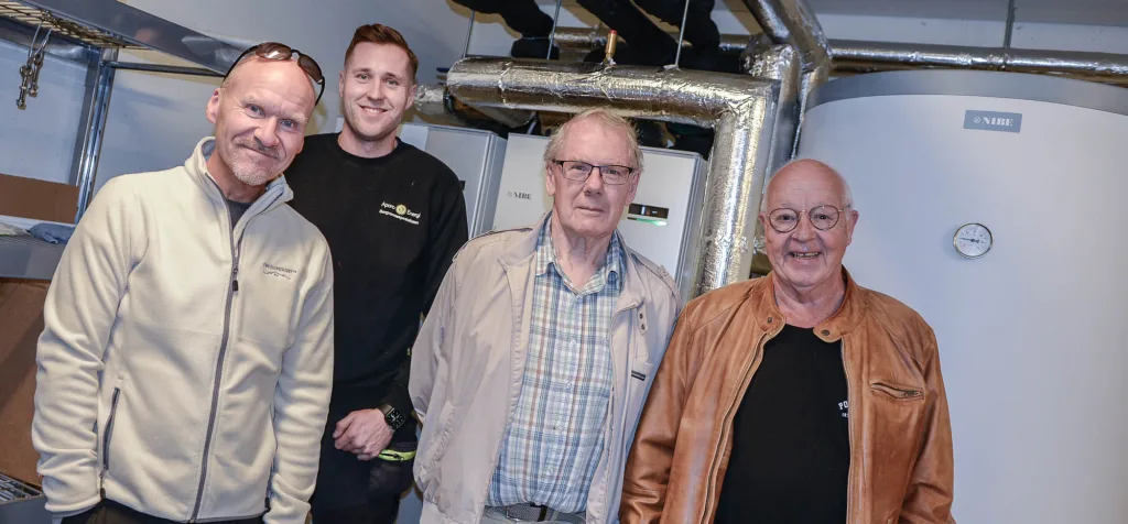 Styremedlemmer Stian Aase (fra venstre), Arne Husby og Jan Fossum er så langt veldig fornøyde med bergvarmeanlegget Jovan Japundzic (bakerst) og Aparo Energi har installert.