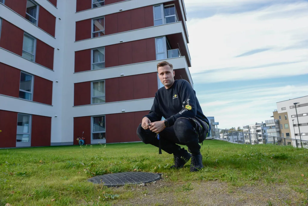 – De to blokkene i Solehøyden Sameie har fem energibrønner hver, forteller Jovan Japundzic i Aparo Energi ved samlekummen til den ene.