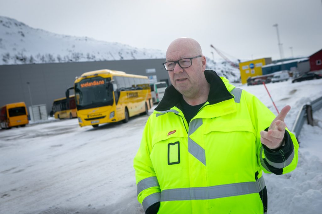 Så langt i anbudet, de fem månedene vi har holdt på, så har vi fått positive tilbakemeldinger fra vår oppdragsgiver, Finnmark fylkeskommune, sier Trond Inge Hausmann, driftsleder for Hammerfest, Honningsvåg og Havøysund i Tide Buss. Foto: Volvo Buss Norge