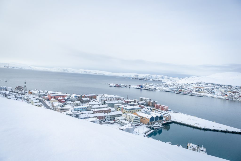 Verdens nordligste by, Hammerfest, fikk elektriske gatelys allerede i 1881. I 2024 får den også elektriske busser. Foto: Volvo Buss Norge